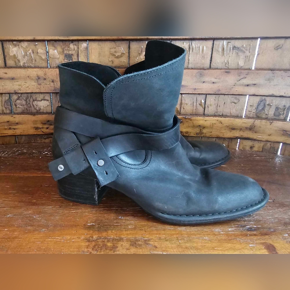 Ugg Black Leather Ankle Booties Size 9.5